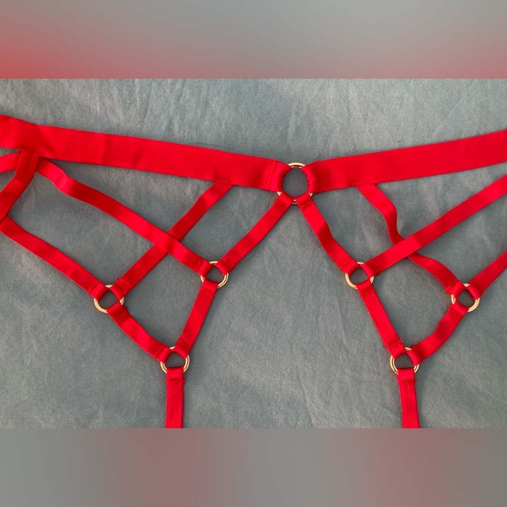 Victoria’s Secret Garter bold Red Gold Ring Medium adjustable